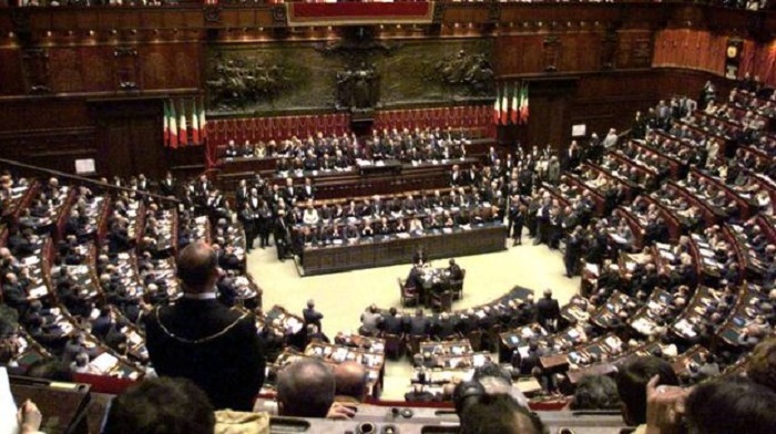 Premier esecutore, vincolo di mandato: Palazzo Chigi e Parlamento tenuti a catena. Chi la tira?