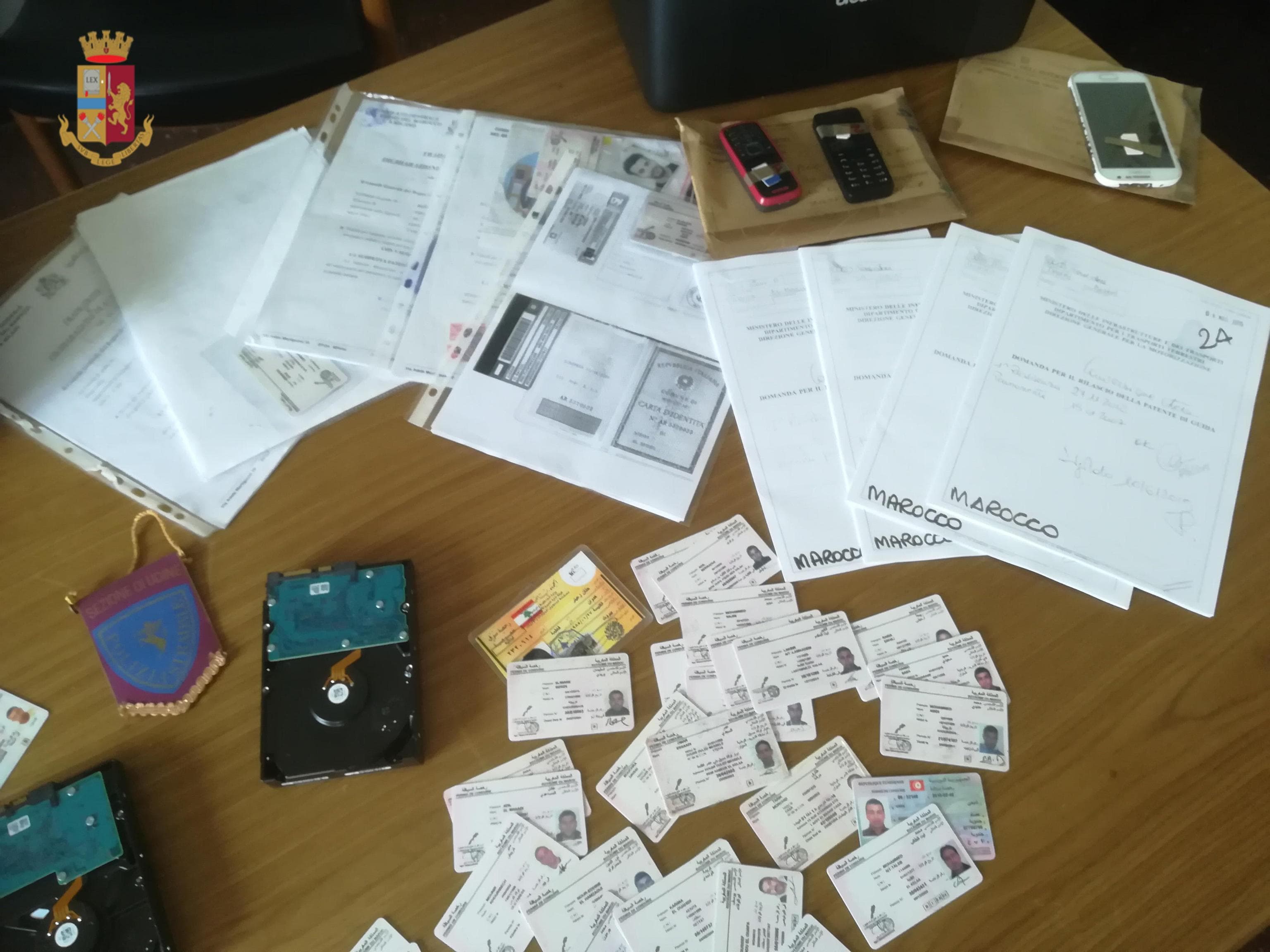 Patenti contraffatte a cittadini marocchini, cinque arresti e 112 denunce