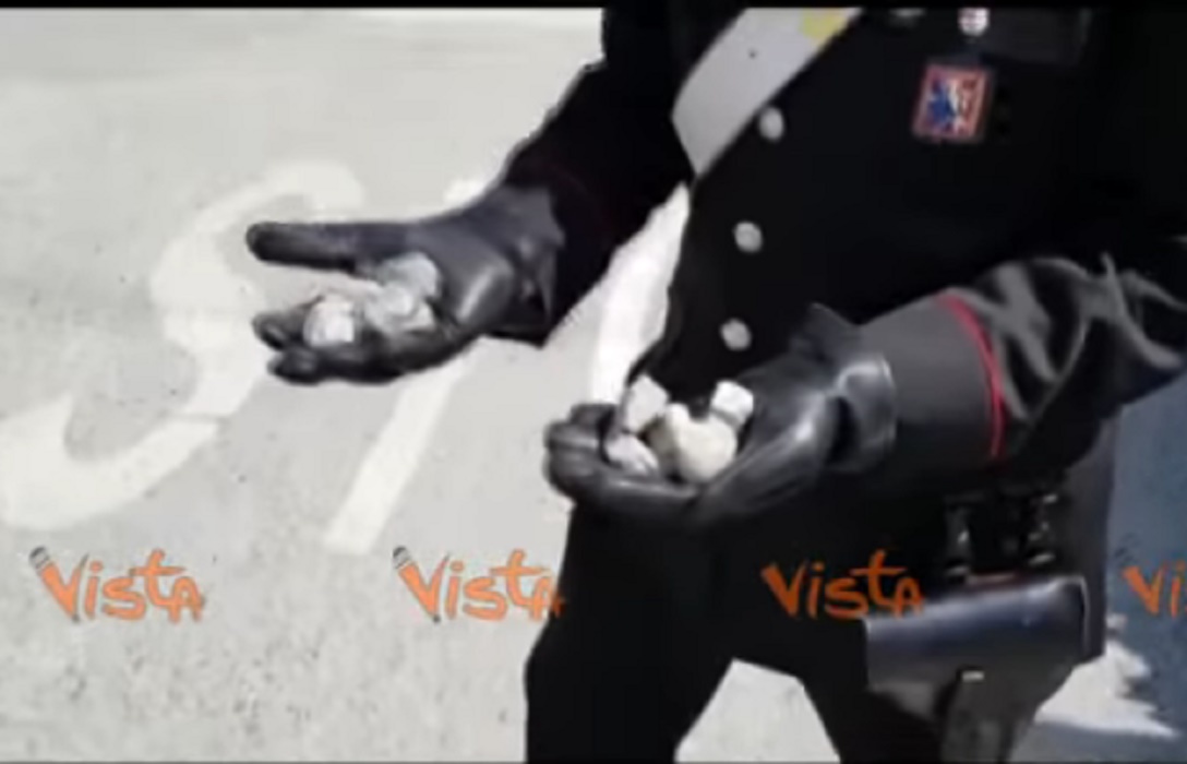 Ivrea, specchietto sassi contro auto