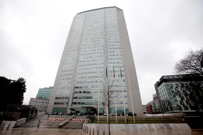 Una donna è precipitata dal Palazzo della Regione a Milano