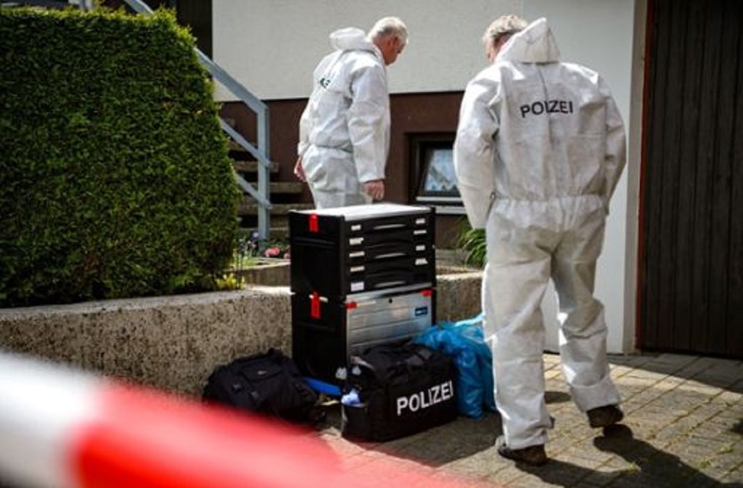 Bimbo 7 anni strangolato vasca arrestata babysitter