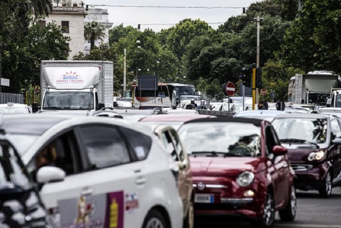 Ponte della Scafa a 30 km/h: traffico in tilt tra Ostia e Fiumicino (foto d'archivio Ansa)
