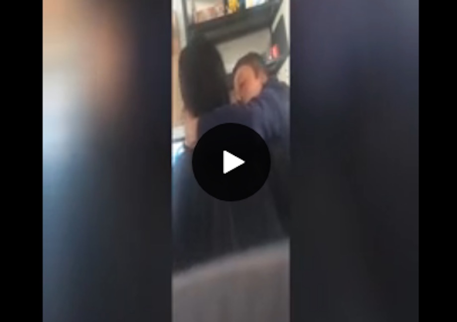 Il prof e la studentessa universitaria. Telecamera nascosta riprende le molestie VIDEO