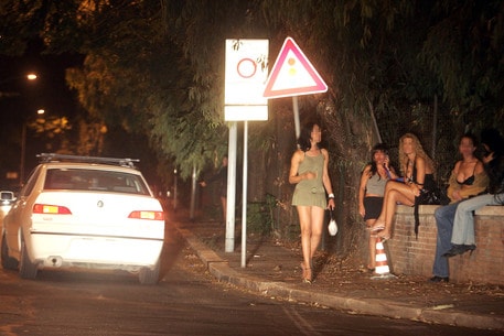 Roma: settemila donne si vendono in strada