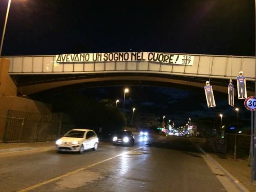 Manichini Pulcinella appesi Napoli