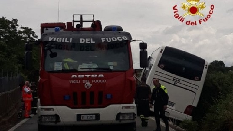 Bracciano, pullman con a bordo 35 bambini esce fuori strada: nessun ferito