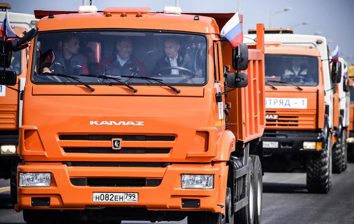 YOUTUBE Putin inaugura il ponte tra Russia e Crimea guidando un camion