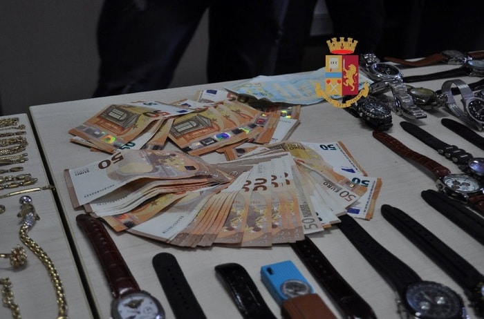 Acerra (Napoli), rapina stile Arancia Meccanica: finti tecnici del gas aggrediscono 2 anziani