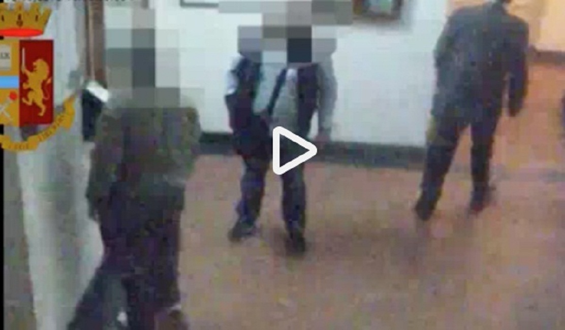 Reggia di Caserta, timbravano cartellino e andavano in pizzeria: obbligo di firma per 2 dipendenti