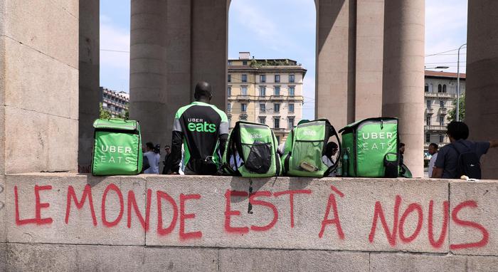 Milano, primo sciopero dei riders delle consegne di cibo a domicilio