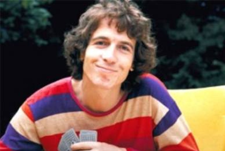 Rino Gaetano, il cantautore Artù canta l'inedito "Ti voglio"