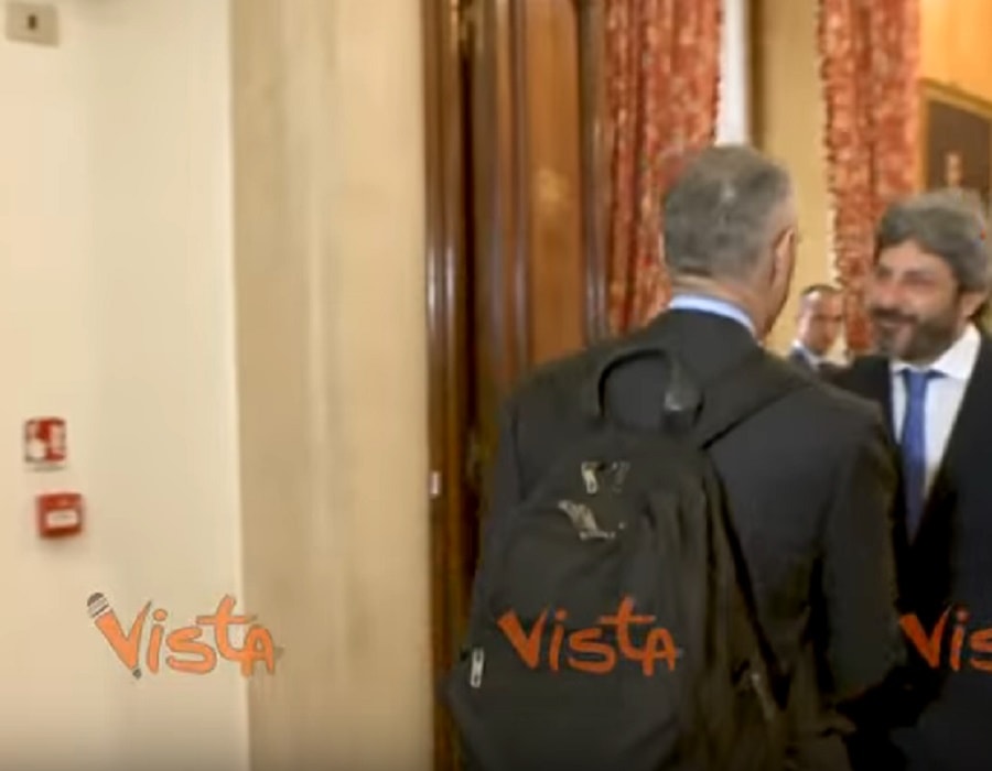 Cottarelli da Fico a Montecitorio: il neo-premier incaricato si presenta con lo zaino in spalla