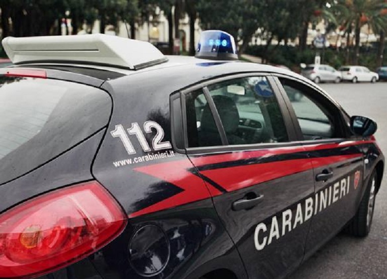 Invia sms alla moglie: "Ti ucciderò". Poi torna dall'Inghilterra e l'aggredisce