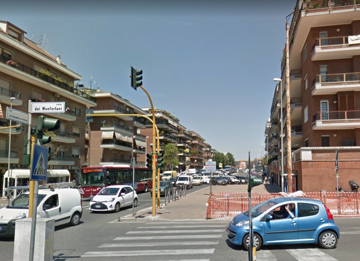 Roma, cadono calcinacci da un palazzo: ferita una passante