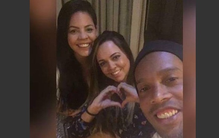 Ronaldinho si sposa con... due donne