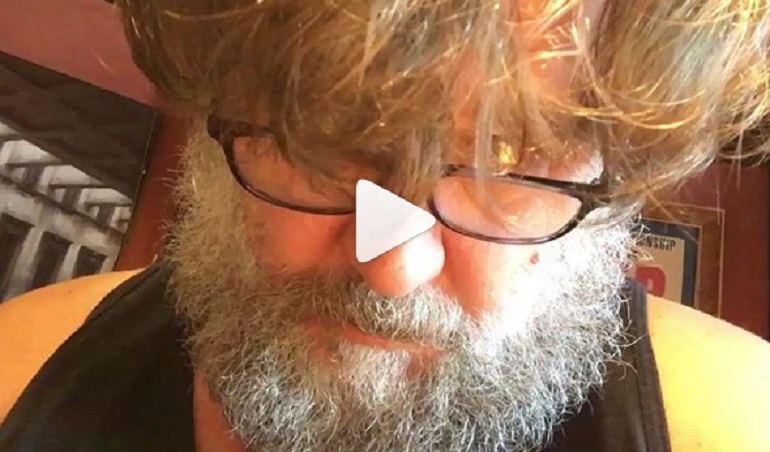 Russell Crowe irriconoscibile: capelli lunghi, barba folta e qualche chilo di troppo