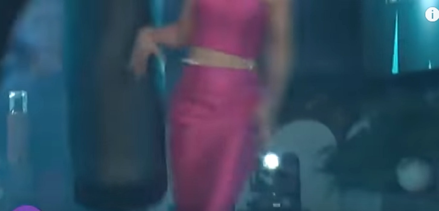 Miss Universo, concorrente sfila tra sacchi boxe