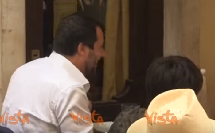 YOUTUBE Matteo Salvini ride e scherza a pranzo con il figlio