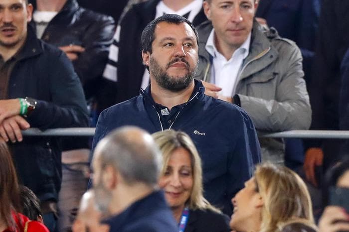 Matteo Salvini allo stadio con la giacca della griffe di CasaPound. Ed è polemica