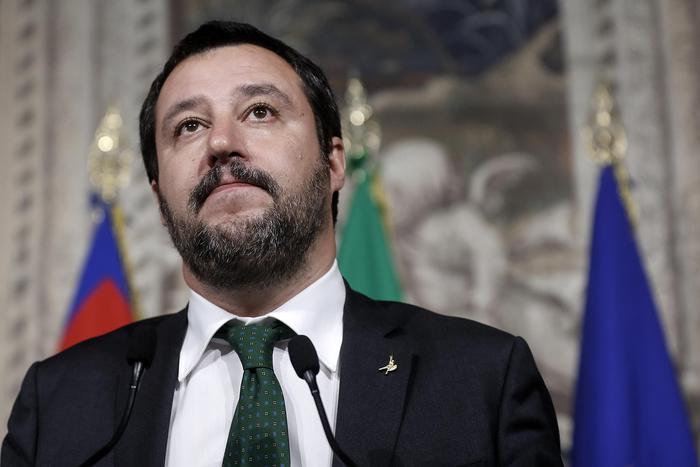 Governo, Salvini minaccia: "O Savona o il voto. Sono davvero arrabbiato"
