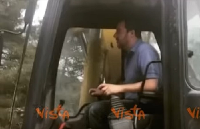Il video di Matteo Salvini a lezione di ruspa per festeggiare il 1 maggio