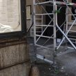 Milano, dalla Scala cadono frammenti di intonaco: transennato il portico del teatro