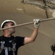 Gli operai si sono messi subito al lavoro per sistemare la volta