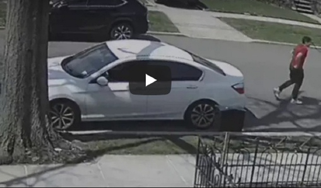 YOUTUBE Esce di casa con le Nike da 2 mila dollari ai piedi: in tre lo atterrano e gliele rubano