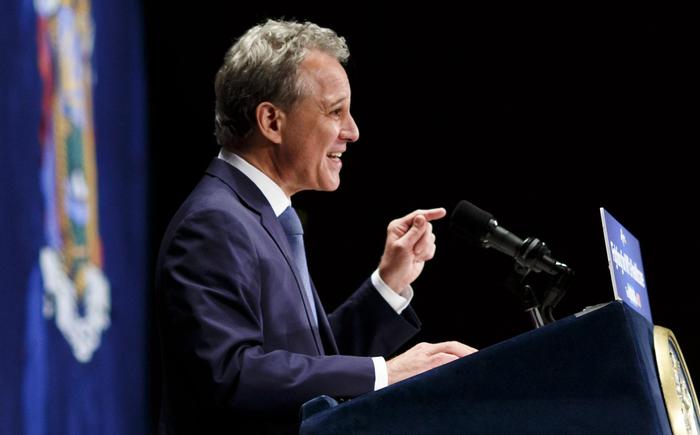 Eric Schneiderman, il procuratore di New York che inquisì Weinstein si dimette: 4 donne lo accusano di violenze