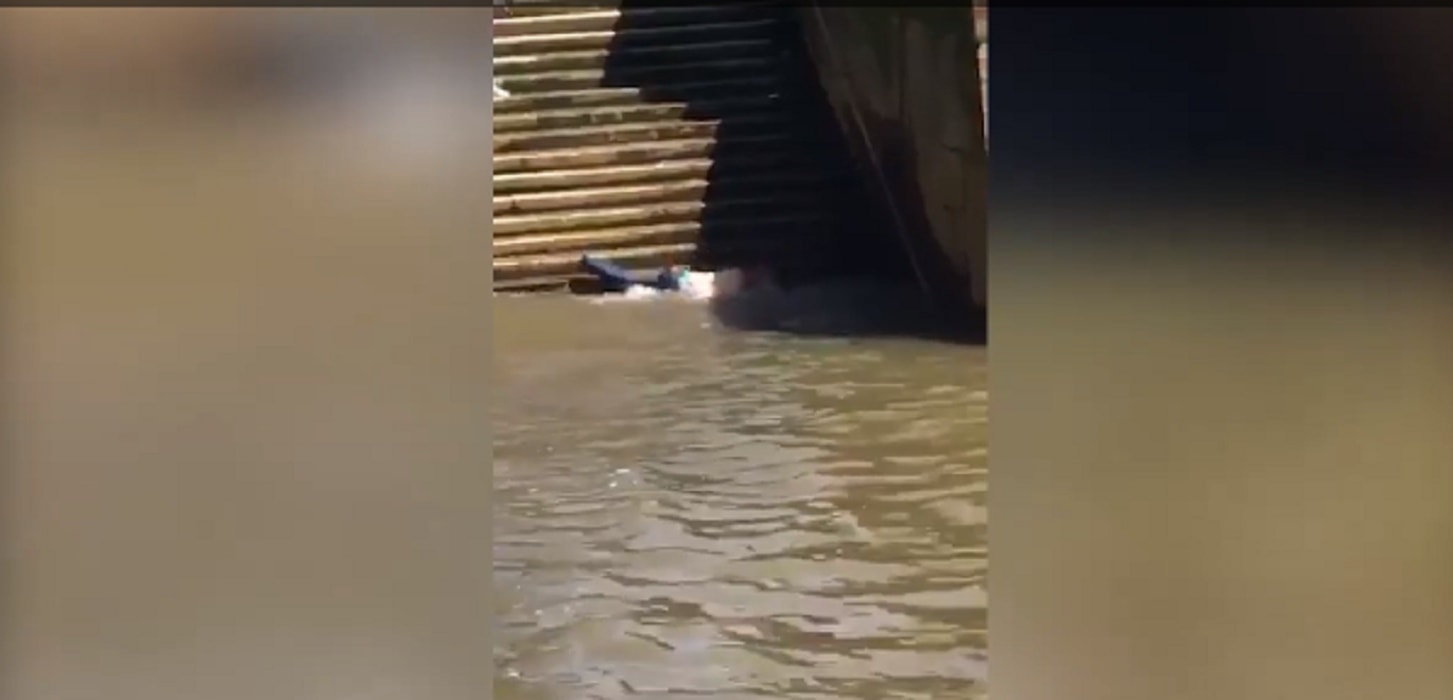 Ragazzo scivola nel Tamigi