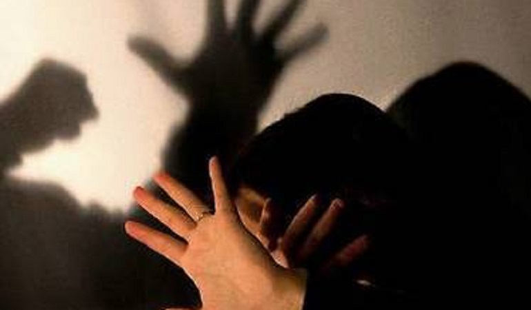 Secondigliano (Napoli), l'incubo di una 26enne: "Papà mi ha picchiato. Poi ha preso il martello..."