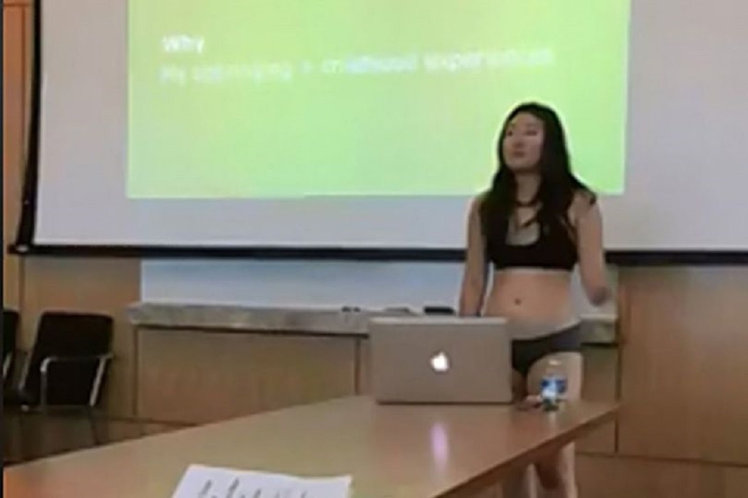 Studentessa si spoglia durante tesi