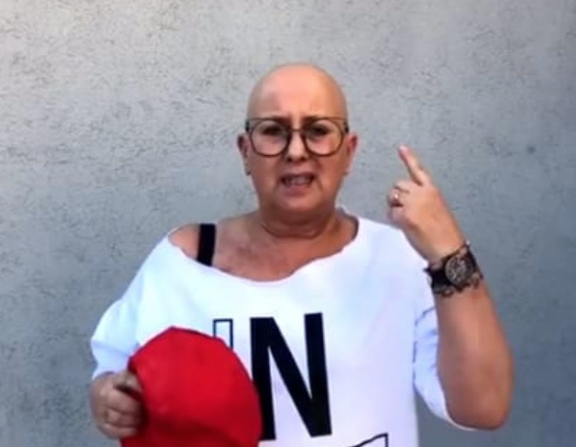 Carolyn Smith risponde alle critiche: "Ora mi inca***. Sono libera di mostrarmi in tv senza capelli per il cancro"