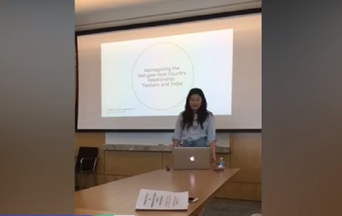 prof rimprovera si spoglia