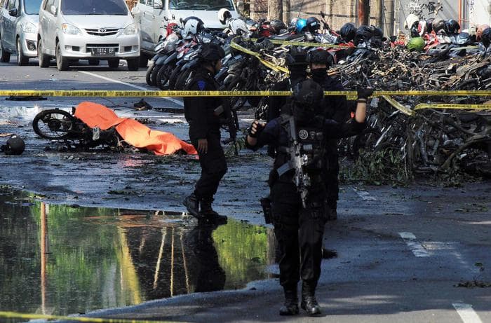 Isis, famiglie kamikaze in azione: in due giorni due sequenze di attentati suicidi in Indonesia