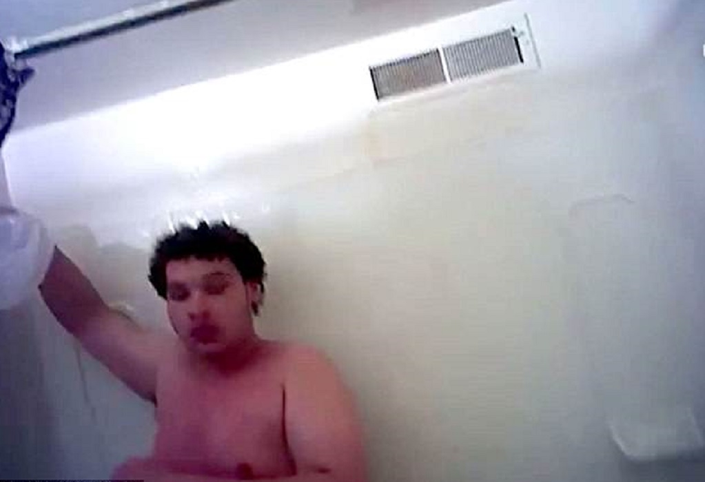 Colpito taser mentre è sotto doccia