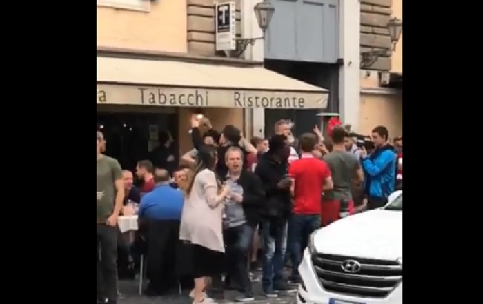 Roma, tifosi Liverpool cantano versione inglese di "Un giorno all'improvviso" VIDEO