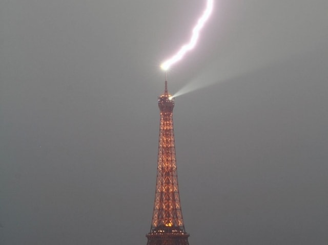 YOUTUBE Parigi, fulmine colpisce la Tour Eiffel durante il temporale