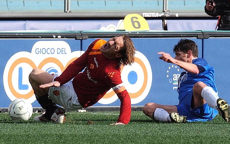 Cassazione scagiona calciatore che ruppe le gambe all'avversario: fallo di gioco non perseguibile