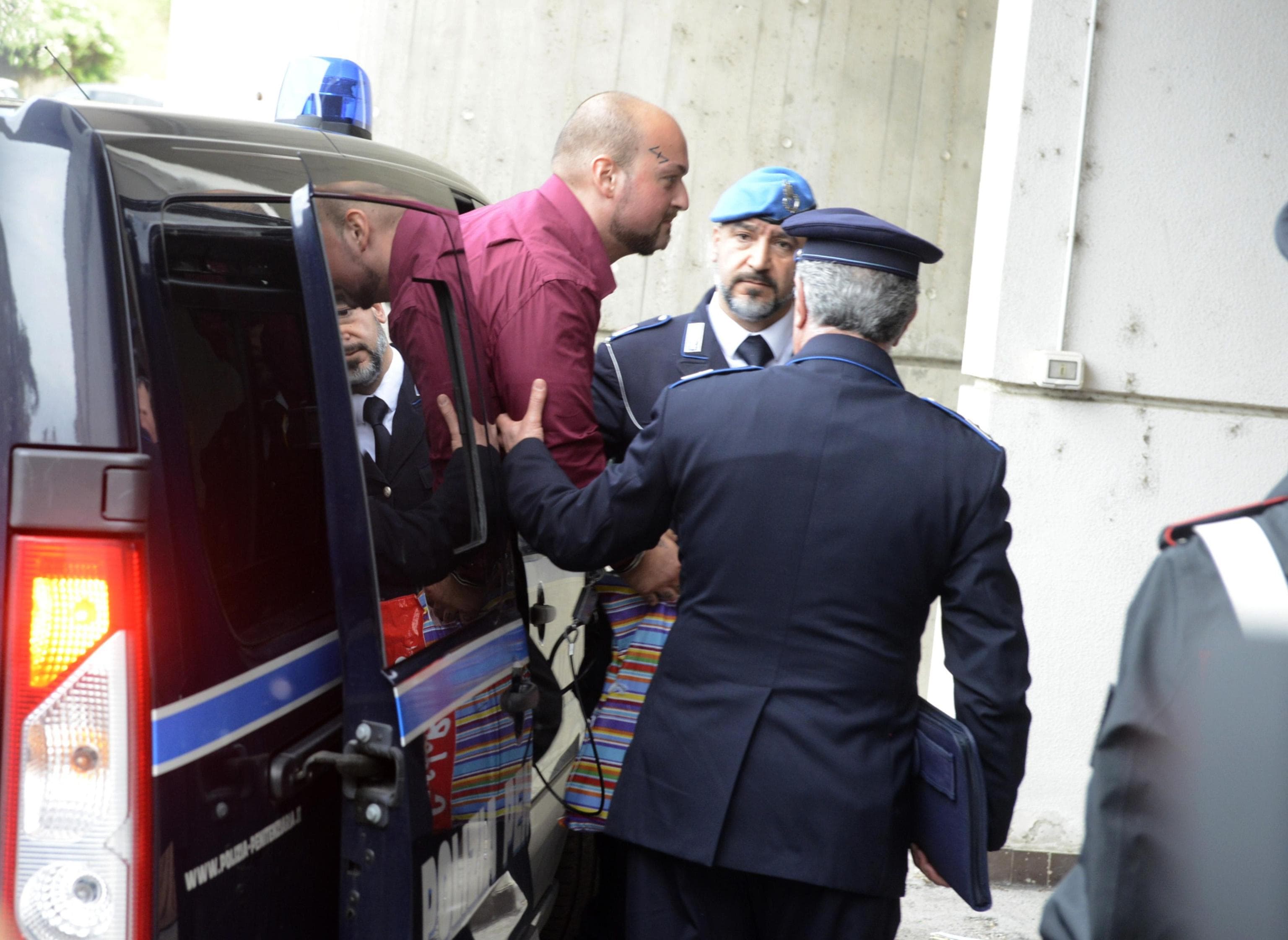 Luca Traini, migrante colpito mostra le ferite durante il processo