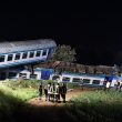 Caluso (Torino), treno urta tir e deraglia: un morto, 15 feriti