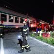 Caluso (Torino), treno urta tir e deraglia: un morto, 15 feriti