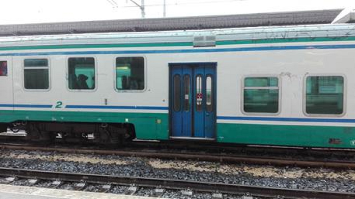 Controllore treno picchiato a Cremona