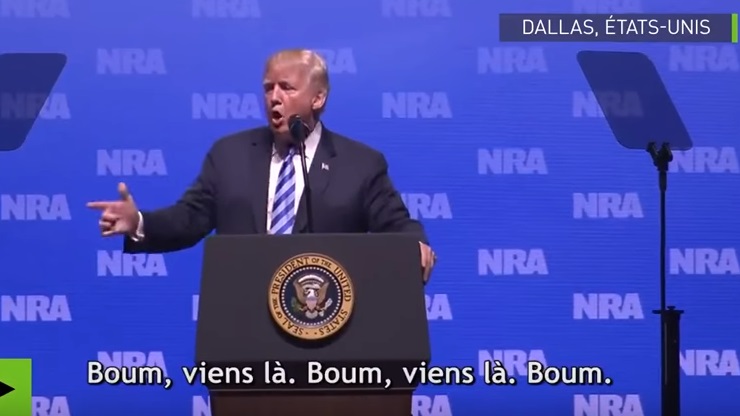 YOUTUBE Trump difende le armi e mima i terroristi del Bataclan: "Bum"