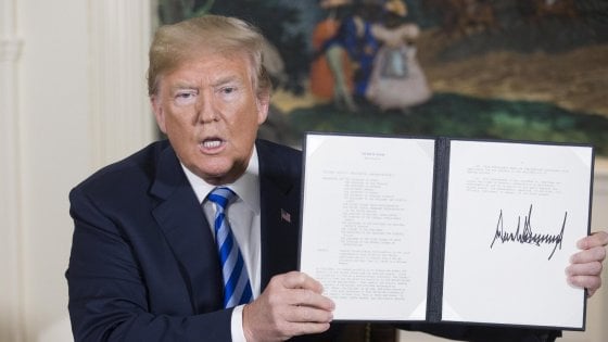 Trump firma per lo stop all'accordo con l'Iran