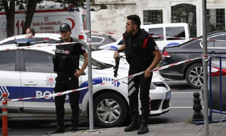 Va in Turchia per sposare il fidanzato. Lui la sequestra, la picchia e la violenta