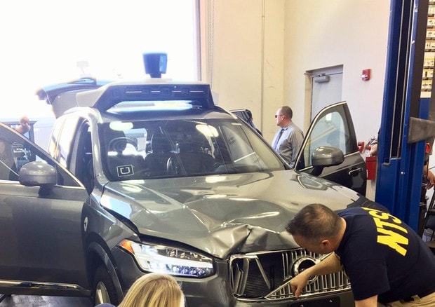 Uber, auto a guida autonoma "non programmata per frenate di emergenza"