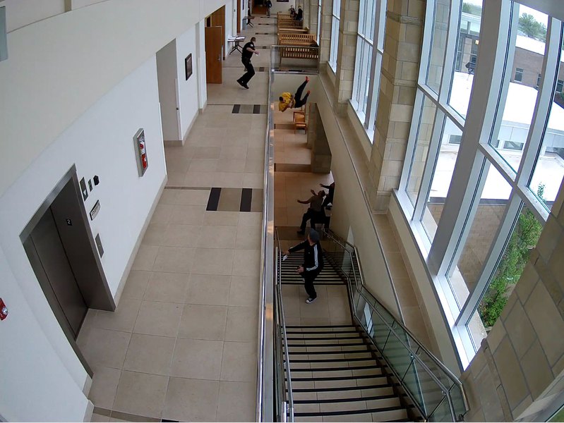 A processo, fugge dal tribunale e si getta da una balaustra