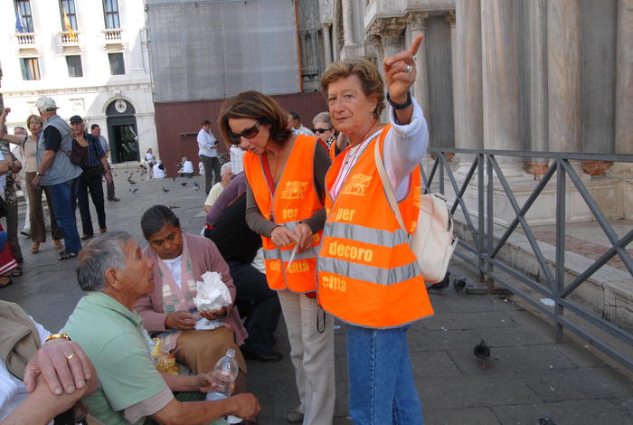 Venezia dichiara guerra a "cibo da passeggio" e bivacchi. Stop 3 anni a nuovi take-away