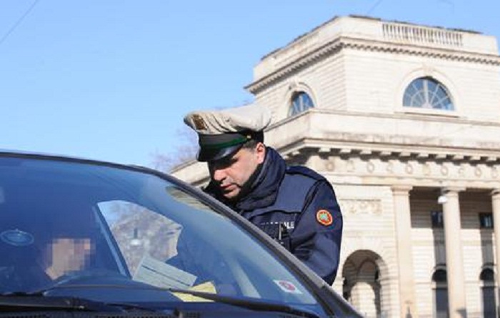 Milano, aggredisce due vigili in piazza Duomo: libero (con obbligo di firma) in attesa del processo
